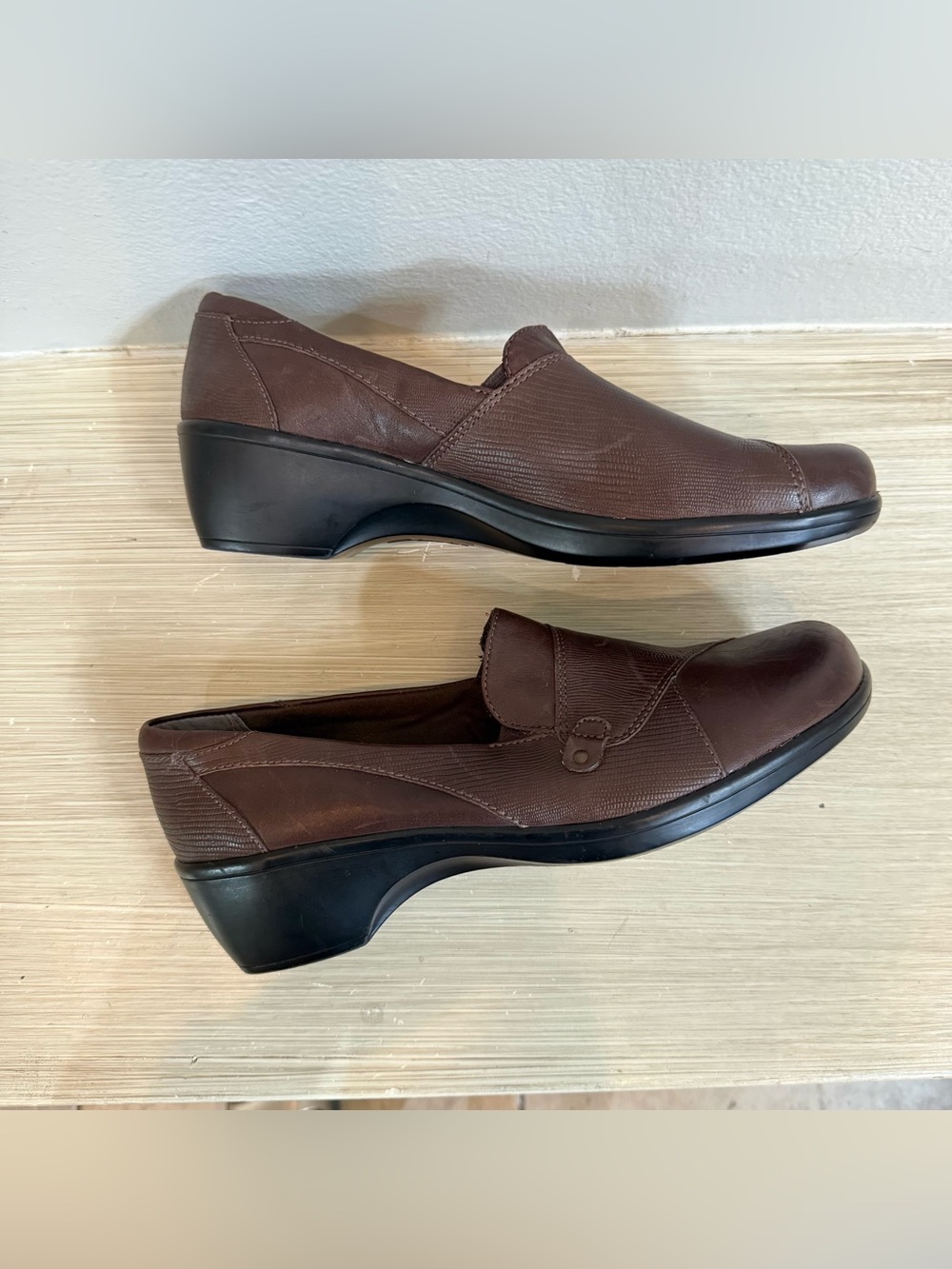 Clarks Women's Brown Slip-On Comfort Loafers size 9 - Picture 3 of 7